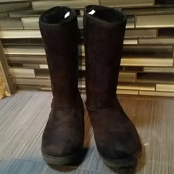 Black boots on SALE Not Uggs but look like them
