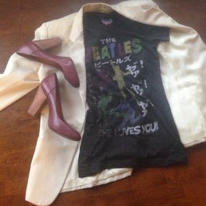 Super cute fitted Beatles tee with Japanese text