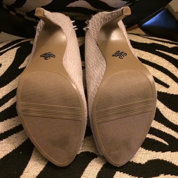 💥 SOLD 💥 Nude Spiked Heels - Picture 3 of 4