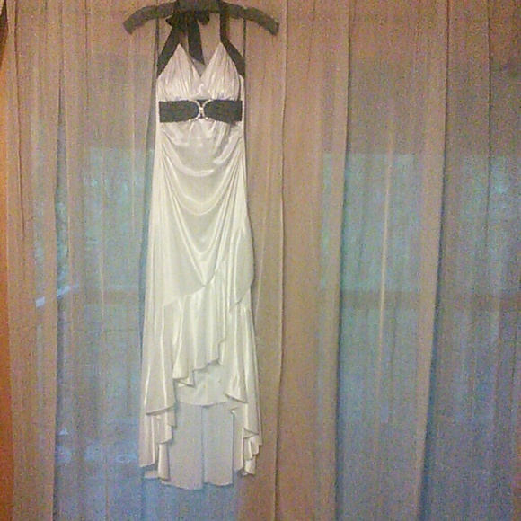 Homecoming gown in White and Black size M
