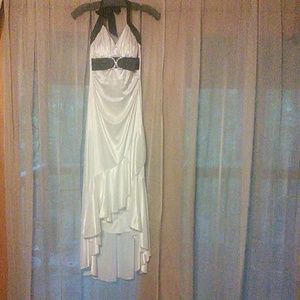 Homecoming gown in White and Black size M