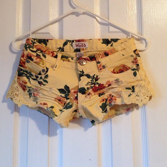 yellow floral shorts w lace accent barely worn!!