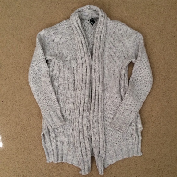 H&M Sweaters - Cozy long cardigan