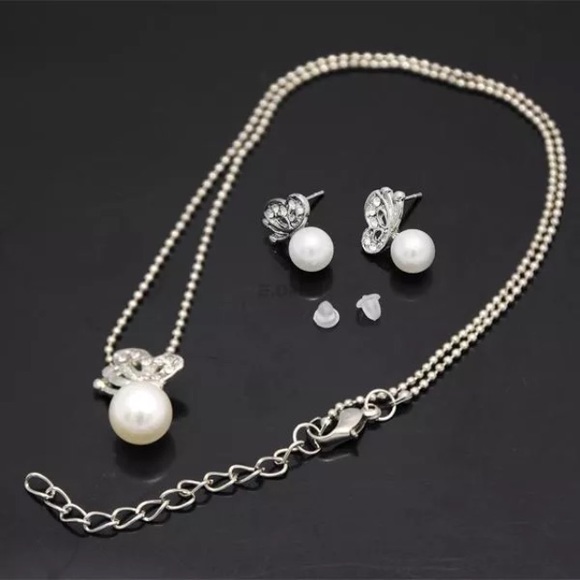 Set off butterfly necklaces and earring - Picture 2 of 3