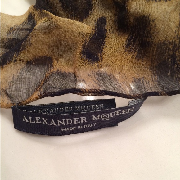 🚫SOLD🚫 ALEXANDER McQUEEN SCARF - Picture 3 of 4
