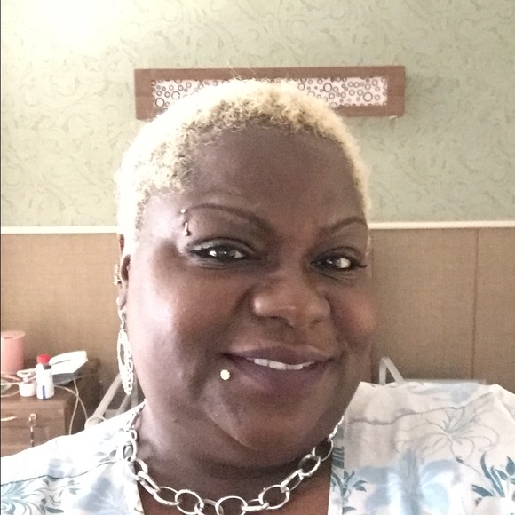 Meet your Posher, Dorinda - Picture 4 of 4