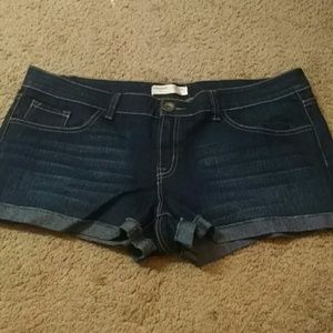 No boundaries dark wash shorts. Size17