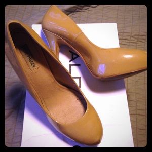 Beige Steve Madden pumps