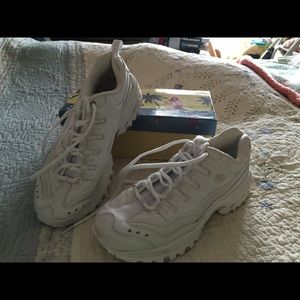Skechers White Sport running sneakers. Size 8 1/2.