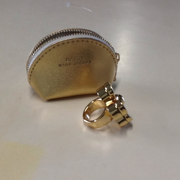 Marc Jacob chuncky daisy flower ring gold. - Picture 3 of 3