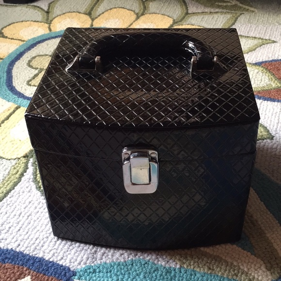 🚫SOLD 🚫Smashbox for Burlesque train case.