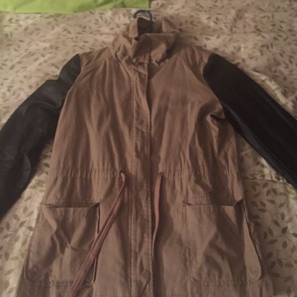 Stylish jacket with leather sleeves