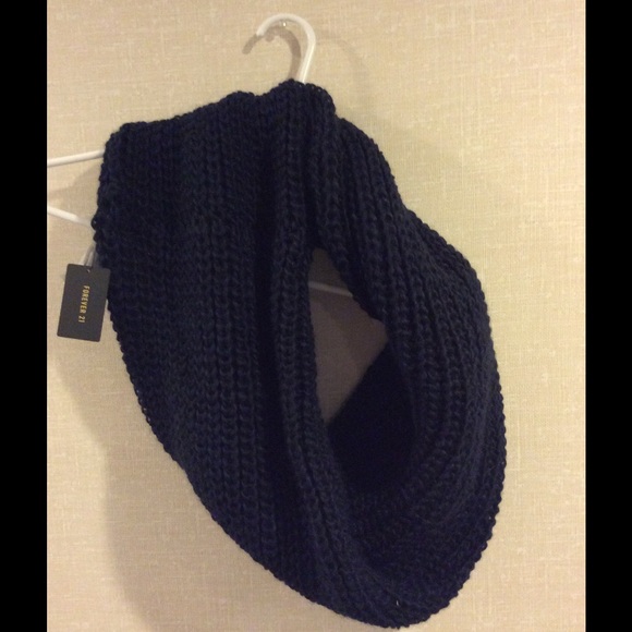 Forever 21 knitted navy infinity scarf NWT