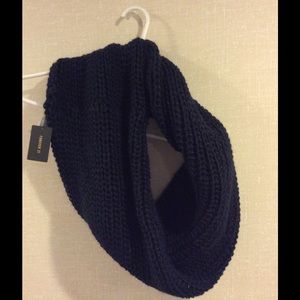 Forever 21 knitted navy infinity scarf NWT