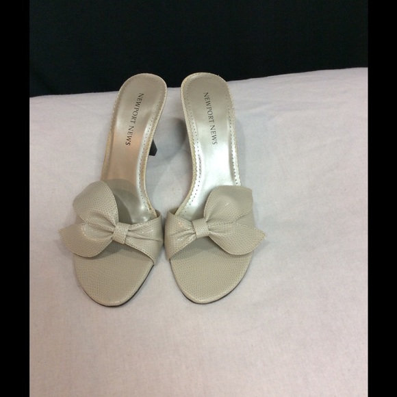Newport News open toe pump size 8