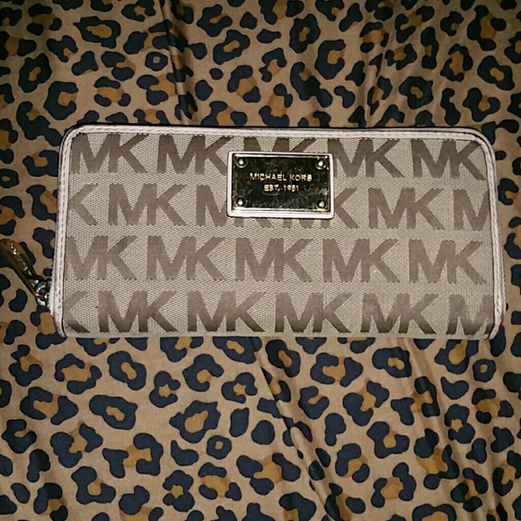 Authentic Michael Kors jet set wallet