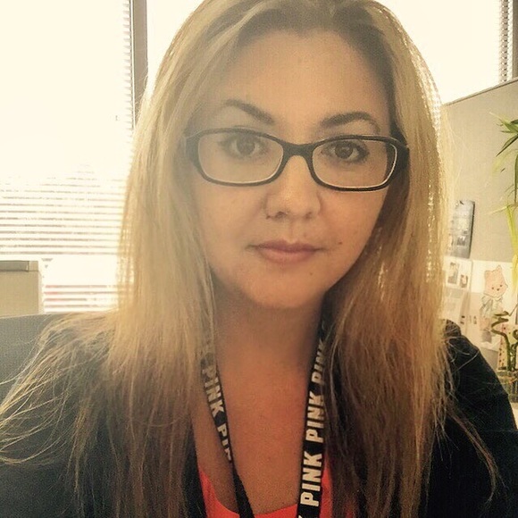 💕💕Meet your seller Laura!!!!💁🏻👠💄👜🙏🏻 - Picture 2 of 3