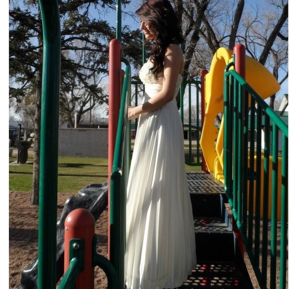 Beautiful cute cream colored dress!