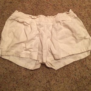Super cute white shorts!