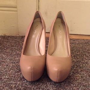 Also cream/tan/nude pumps