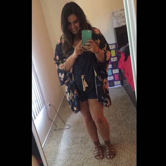 Meet your Posher! 💁🏻 - Picture 3 of 4