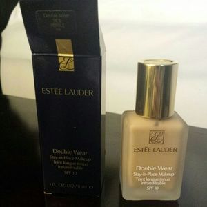 Double Wear Stay-in-Place Foundation 3C1 Pebble