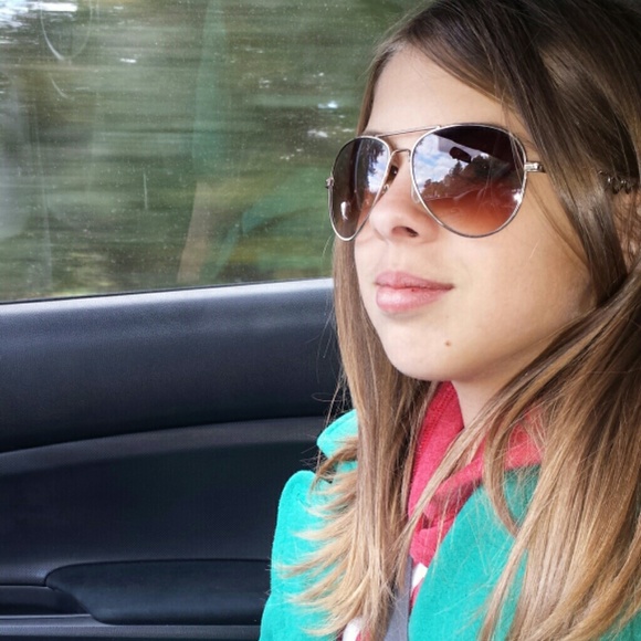 Meet your Posher, Erica ⭐ - Picture 2 of 4