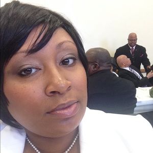 Meet your Posher, Elnora