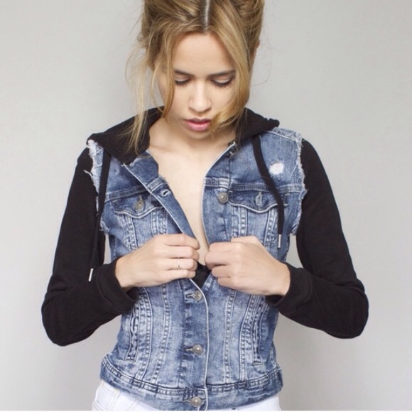 ADORABLE jean jacket with cotton sleeves 💙