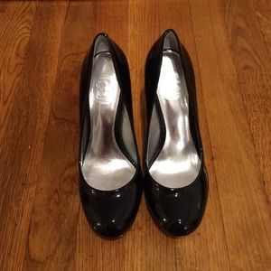 Jessica Simpson patent black pumps