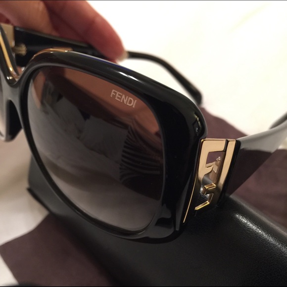 🚫 SOLD 🚫 Authentic Fendi Sunglasses - Picture 2 of 4