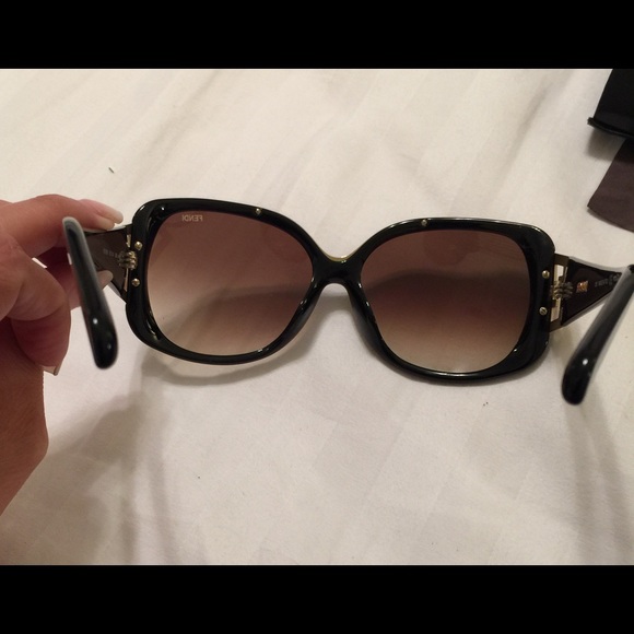 🚫 SOLD 🚫 Authentic Fendi Sunglasses - Picture 4 of 4