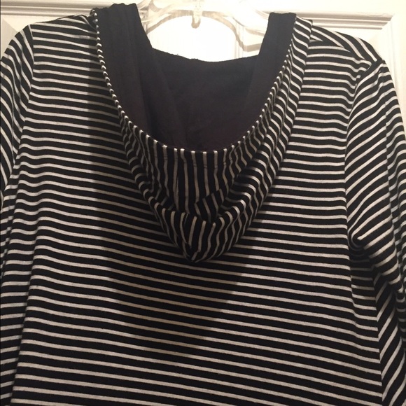 Black and White Striped Handkerchief-Cut Cardigan - Picture 4 of 4
