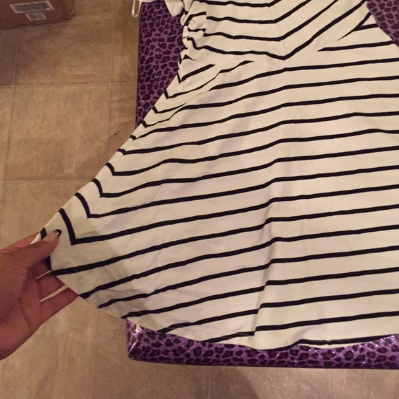 H&M white dress with black stripes - Picture 2 of 3