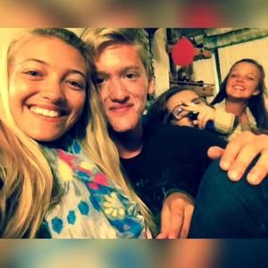 Meet your Posher, Larissa