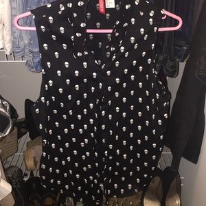 Skull print sleeveless button up