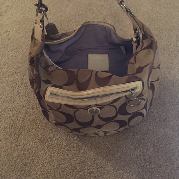 Signature COACH hobo shoulder bag. - Picture 3 of 3