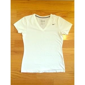 🚫SOLD🚫Nike Dri-Fit V-Neck Top!