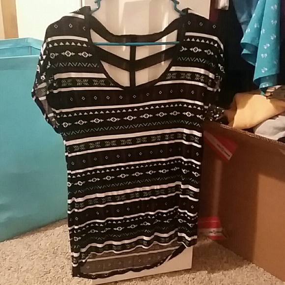 Cute tribal shirt! - Picture 1 of 3