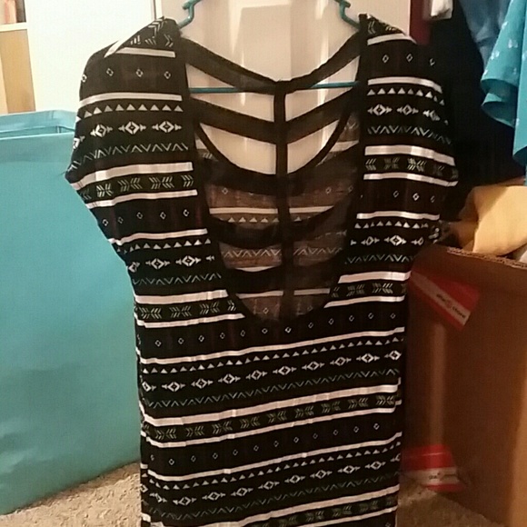 Cute tribal shirt! - Picture 3 of 3