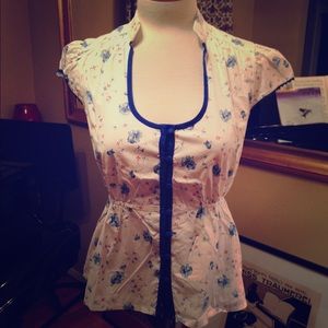 Adorable floral pattern top!