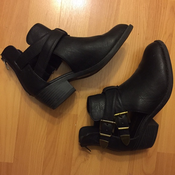 Soda cutout black boots