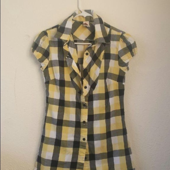 Black, yellow,  & white shirt.