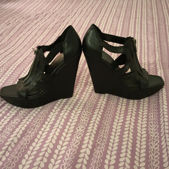 Super sexy zipup cage sandals