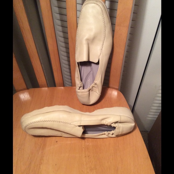 Easy Spirit Cream Flats 8