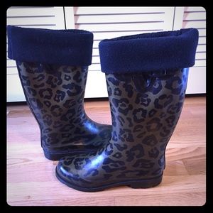 Adorable cheetah print rain boots!