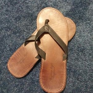 American Eagle flip flops