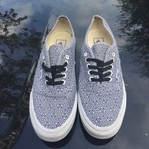 Geometric white and black fans