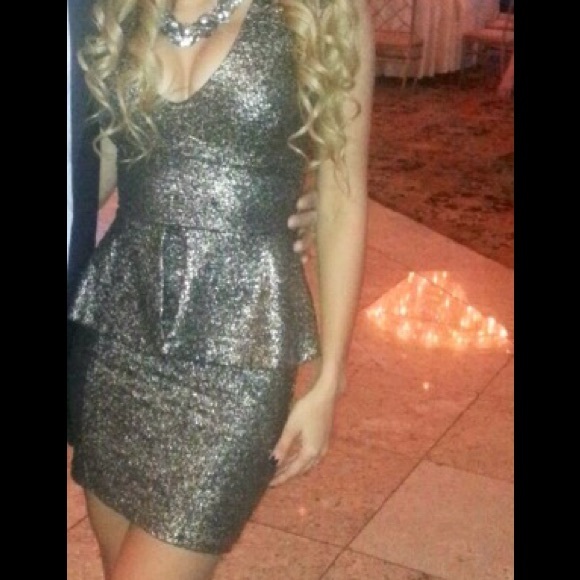 ✨🔸Black and Gold Peplum Dress 🔸✨ - Picture 2 of 3