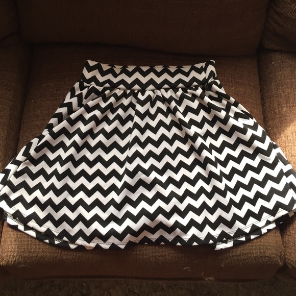 Rue 21 zig zag medium skirt.